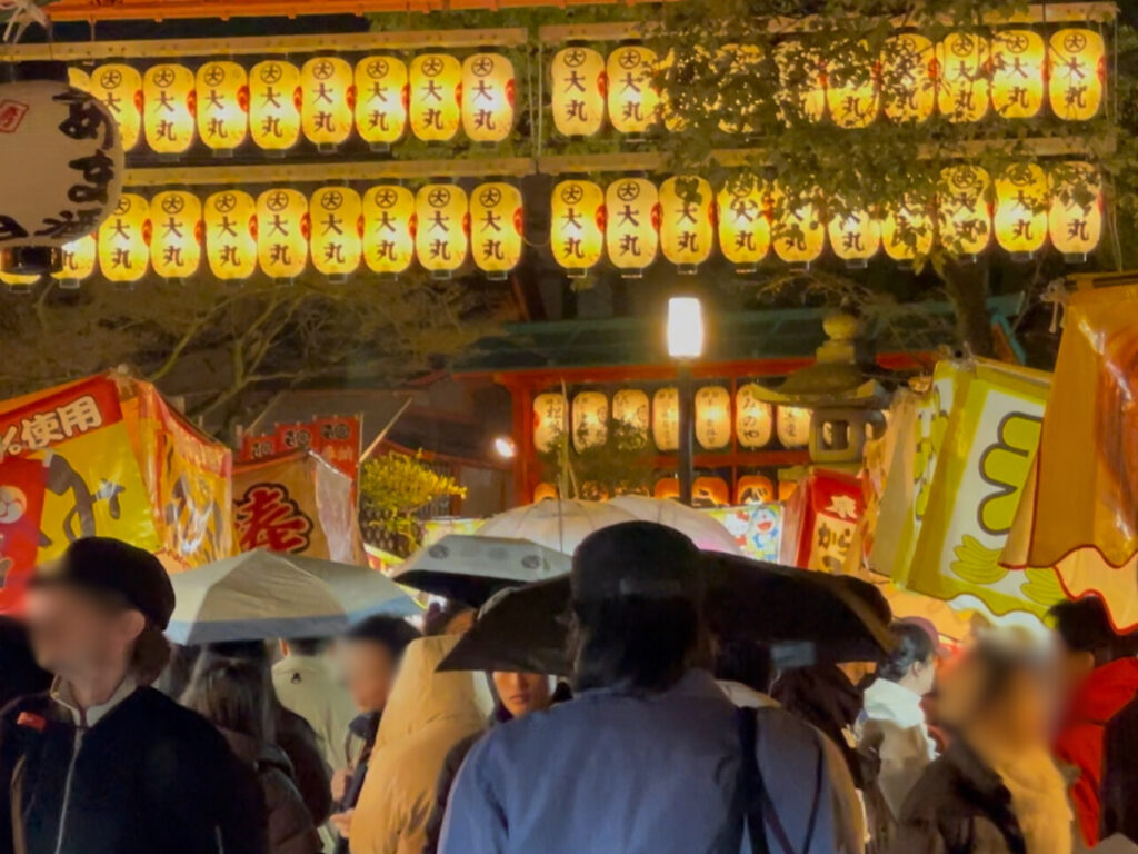をけら詣り_境内や周辺に並ぶ多くの露店