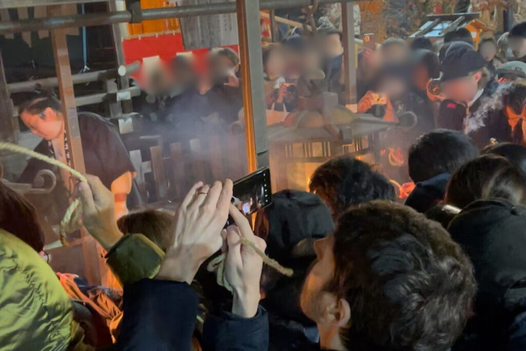 をけら詣り_をけら詣りに訪れた参拝者の様子