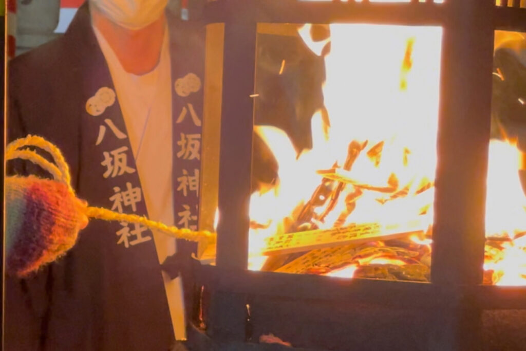 をけら詣り_白朮灯篭から授けられるをけら火