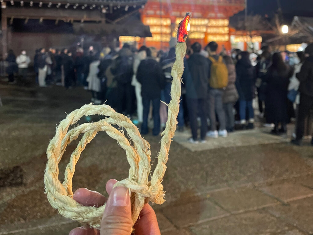 をけら詣りで授与される吉兆縄