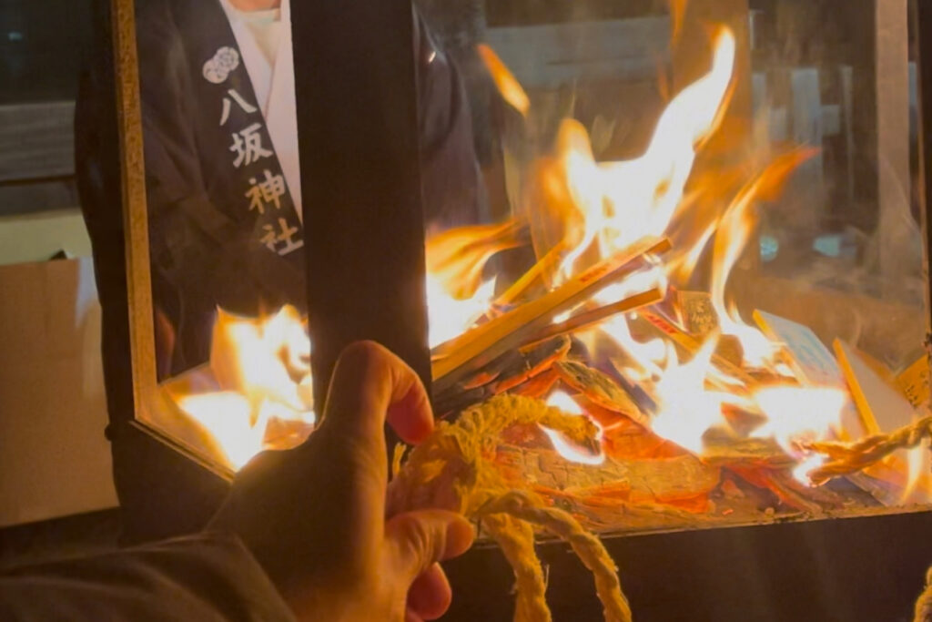 をけら詣り_をけら火を分けていただくひととき