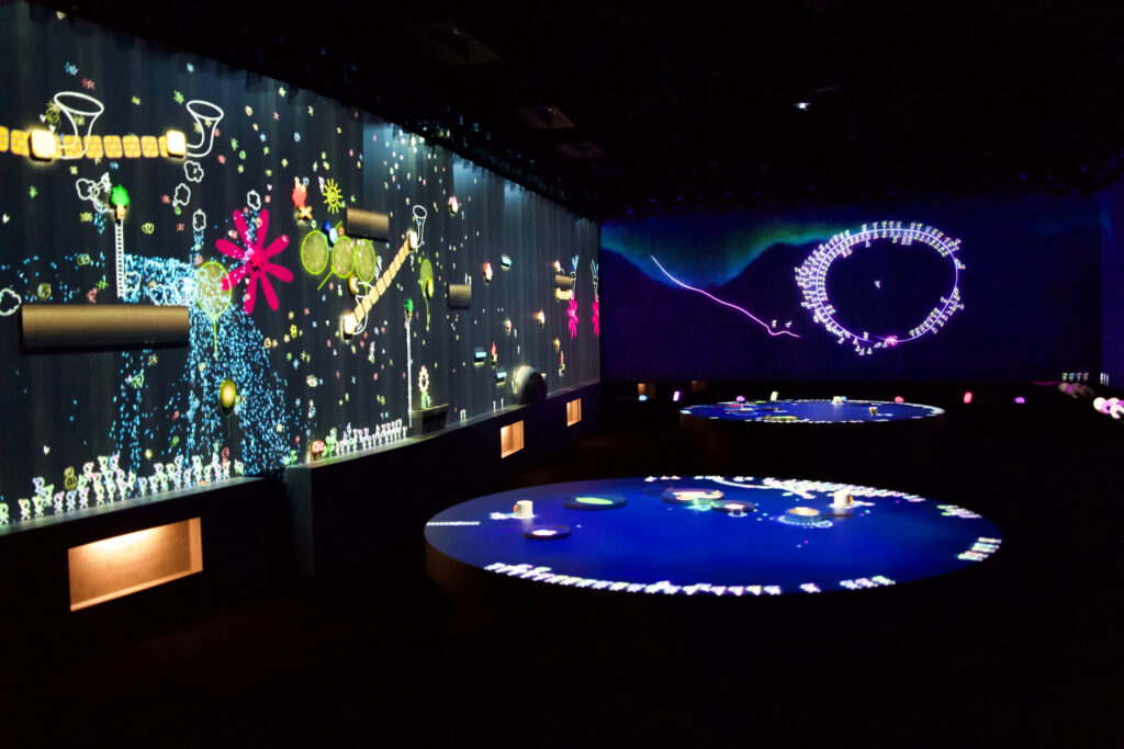 チームラボ京都 こびとが住まうテーブル・壁・宇宙の窓