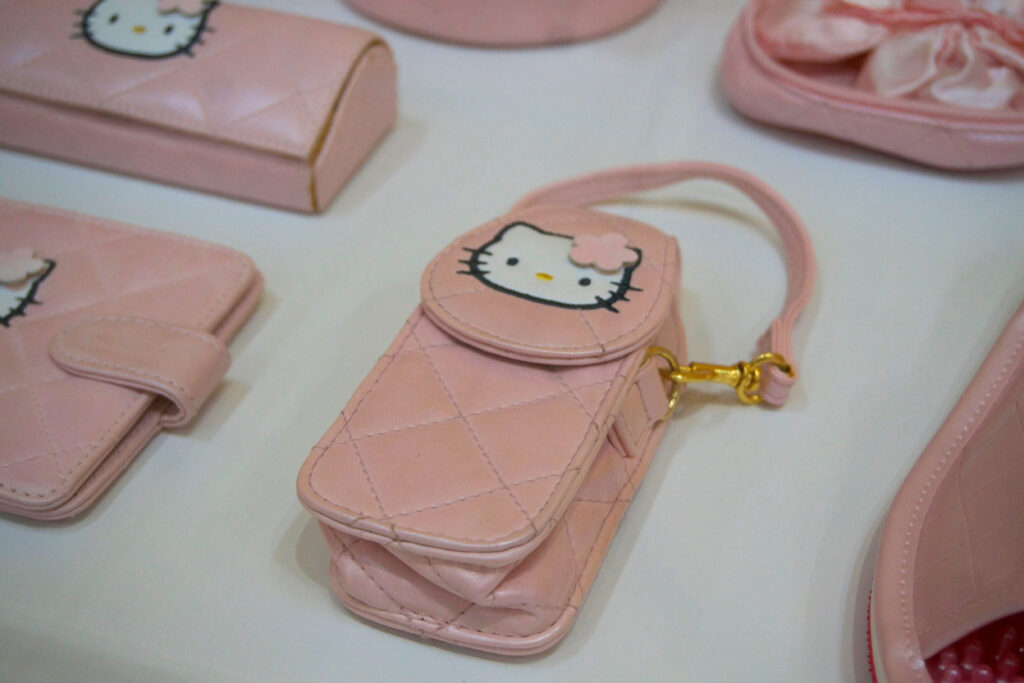 Hello Kitty展 京都 ピンクキルトの携帯アクセサリー展示