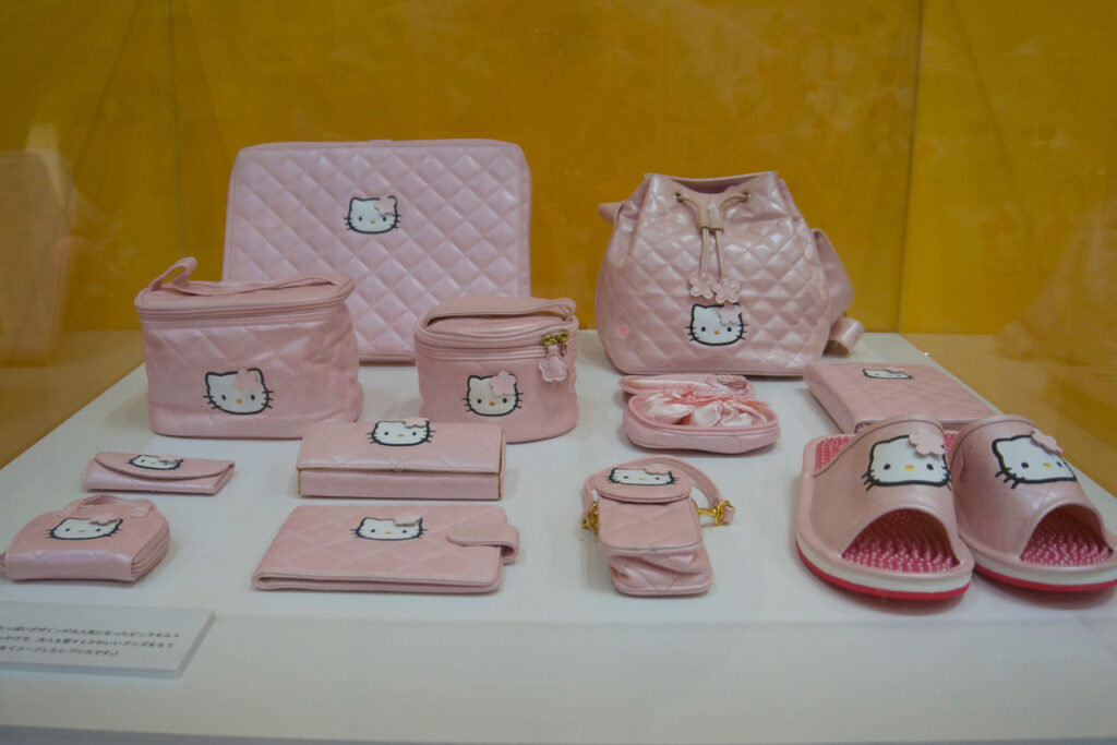 Hello Kitty展 京都 ピンクキルトのキティグッズ集合展示