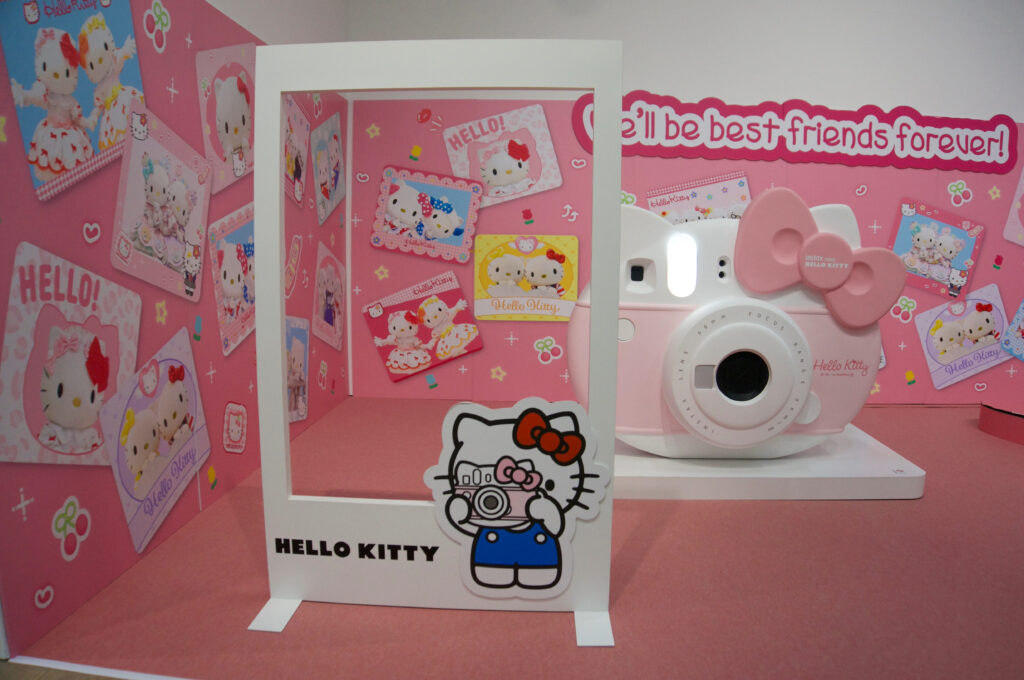 Hello Kitty展 京都 フォトブース。来場者が撮影可能な展示スポッ