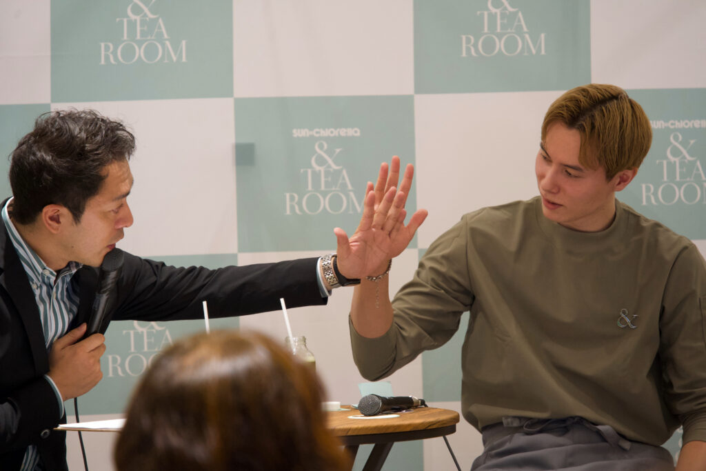 ＆ TEA ROOM　右手の大きさを比較する高橋選手とMC