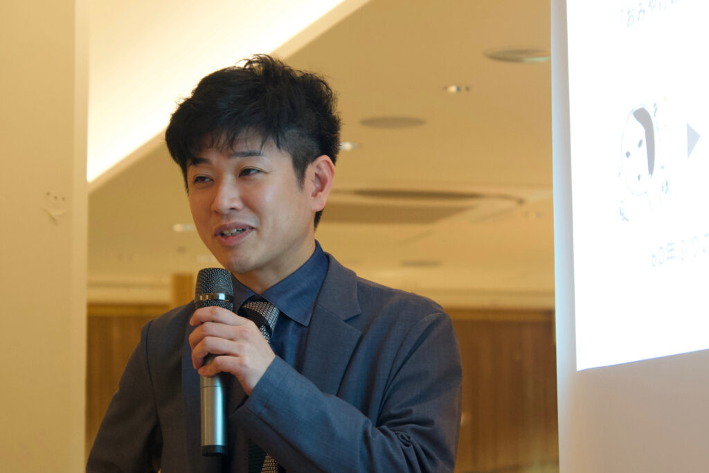 「内覧会でスピーチするよーじやグループ・國枝昂代表取締役」