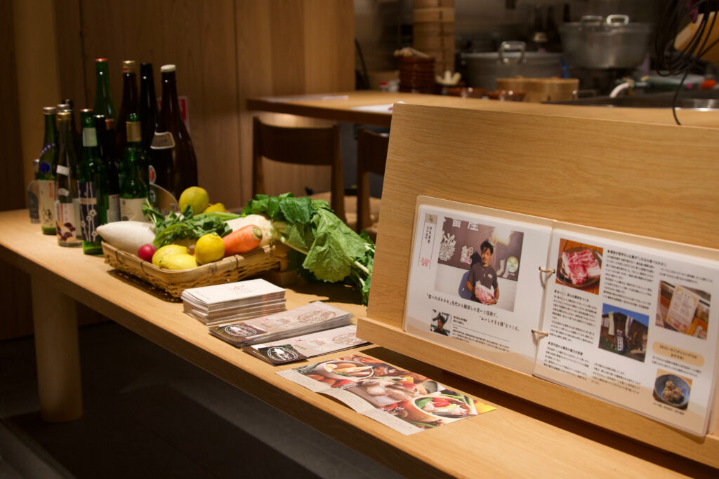 京都産食材と生産者ブックレットが並ぶ26ダイニングの店内ディスプレイ