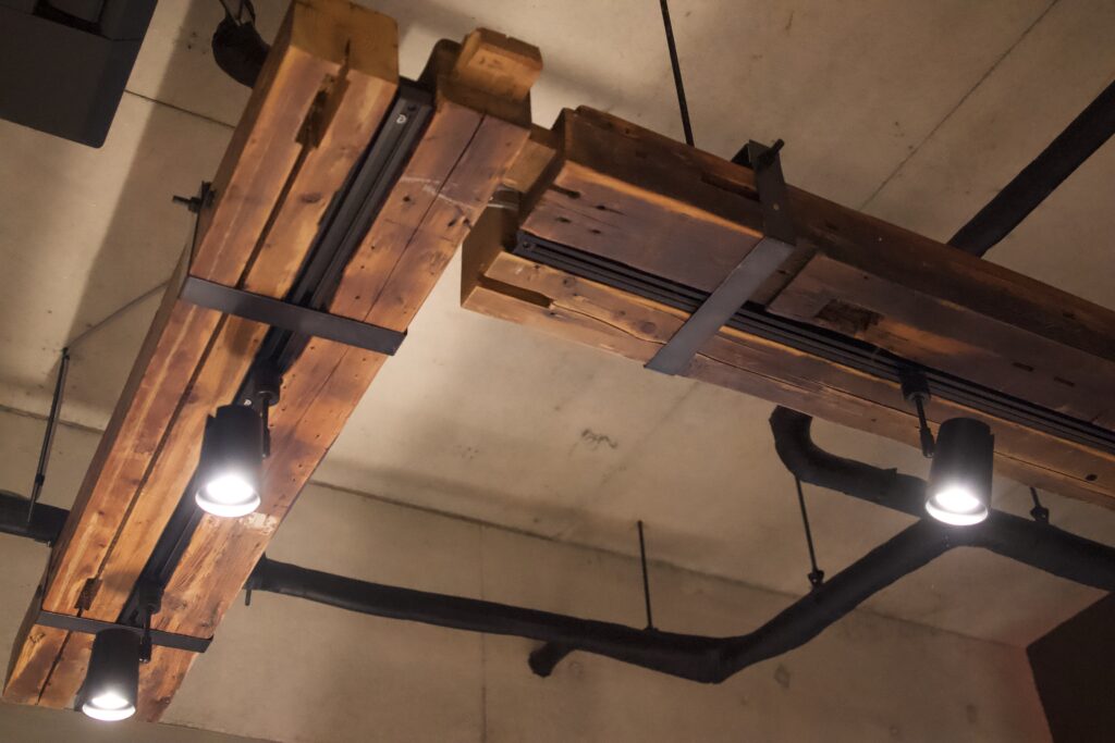 七乃家 地下 古材利用 電飾