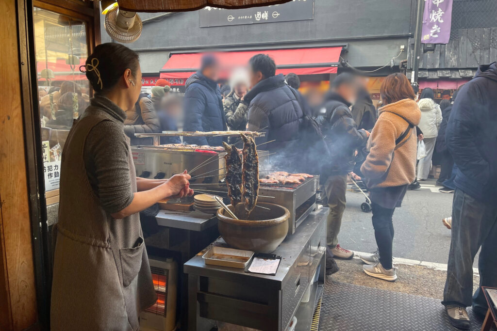 祢ざめ家_店頭で焼き上げる様子