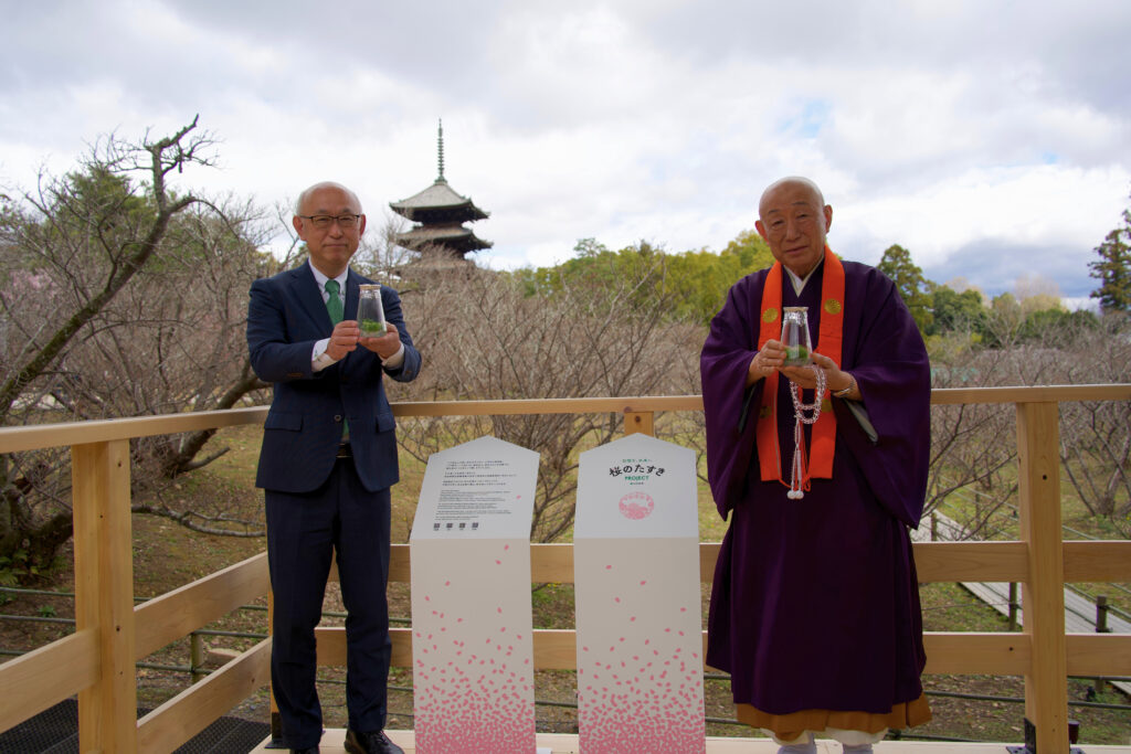 組織培養苗を手にする、中村健太郎氏（左）と瀬川大秀門跡（右）