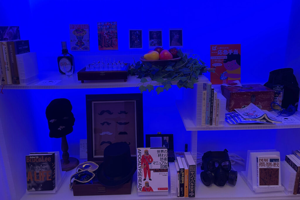 大どろぼうの家　青の応接間