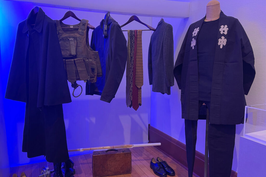 大どろぼうの家　青の応接間