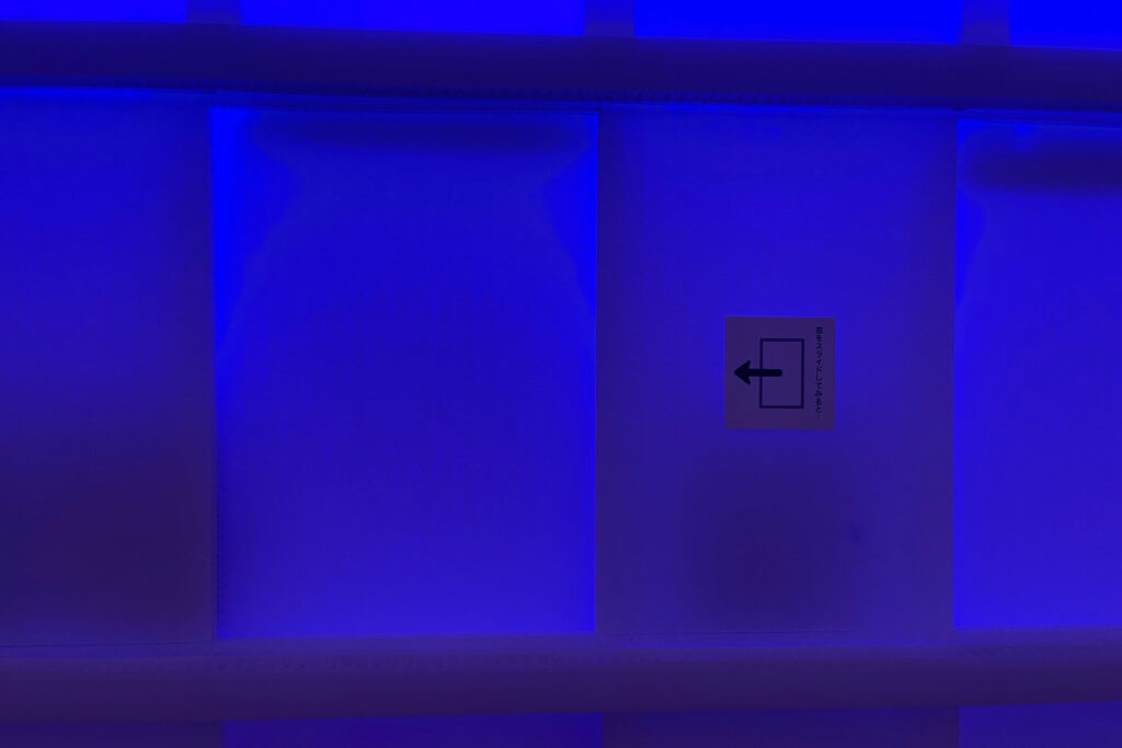 大どろぼうの家　青の応接間　隠し扉