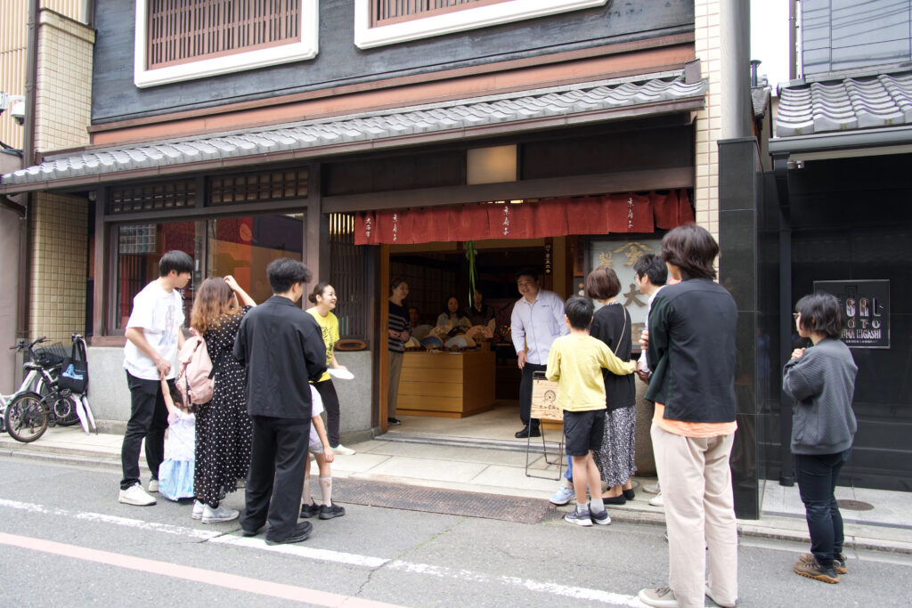 菖蒲打ちの参加者が店前に並ぶ