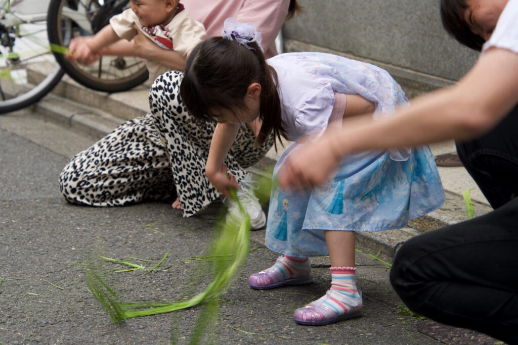 菖蒲うちをする家族