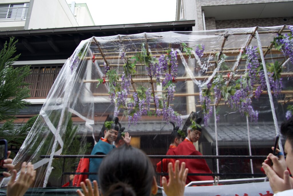 稲荷祭 還幸祭の神輿を見送る人々