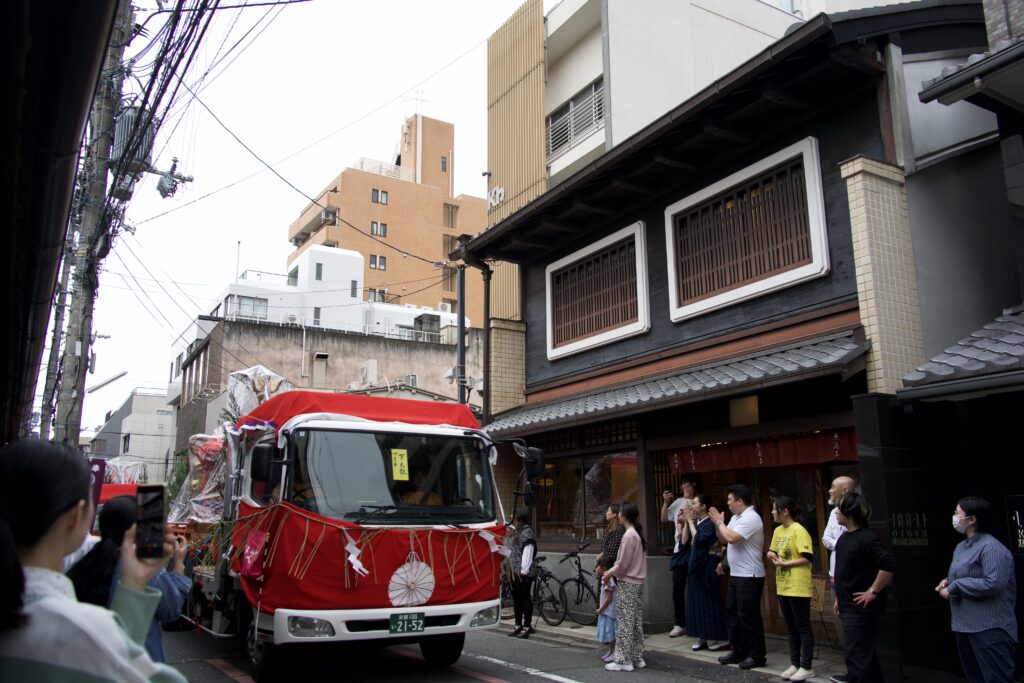 稲荷祭 還幸祭の神輿が通過する様子