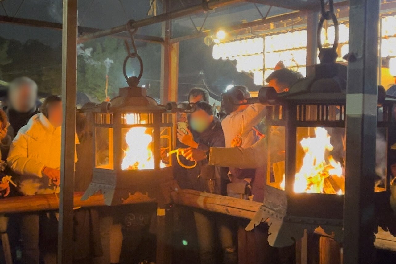 をけら詣り　参拝の様子