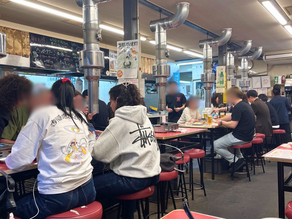 各席に排煙ダクトが設置されたアジェ木屋町団栗店の店内