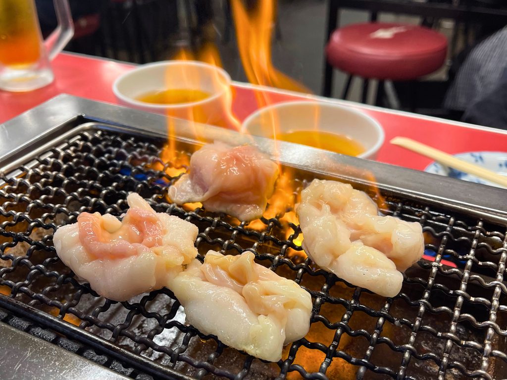 網の上で焼かれるアジェの名物ホソ塩