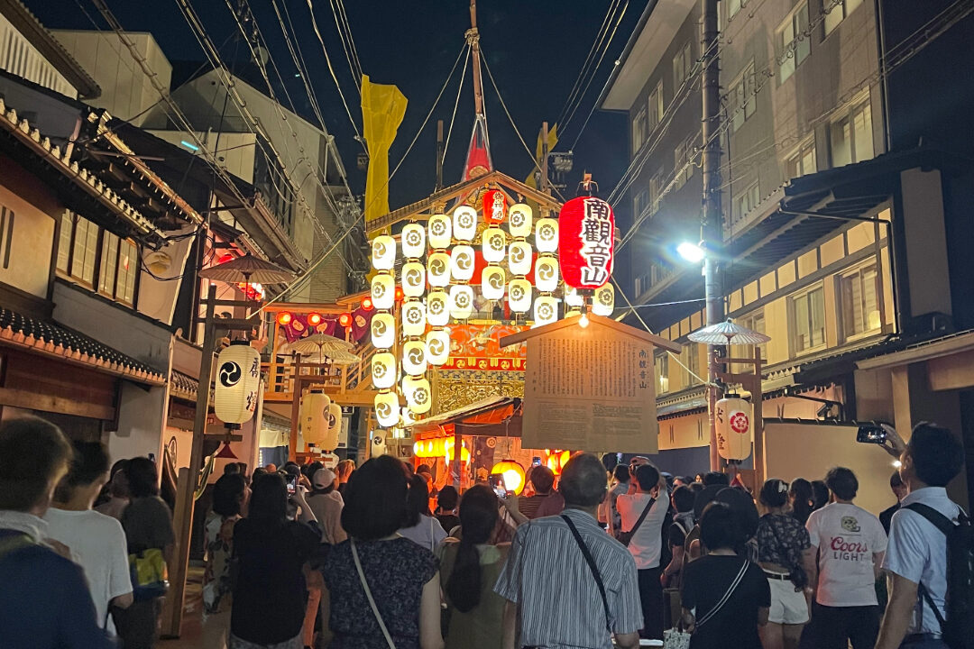 祇園祭の後祭 宵山で駒形提灯が灯る山鉾町