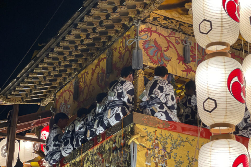 後祭の宵山 山鉾会所に並ぶ駒形提灯と祇園囃子(京都・2025年撮影)