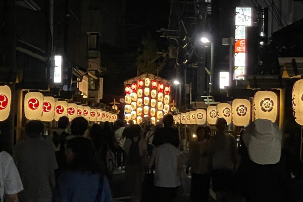 後祭の宵山 山鉾会所に並ぶ駒形提灯と祇園囃子(京都・2025年撮影)