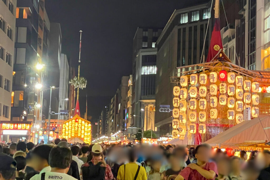 祇園祭2026の宵山で歩行者天国となった四条通を歩く多くの来場者