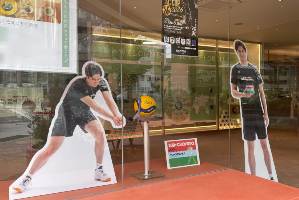 & TEA ROOM 髙橋藍選手の展示パネルとサイン入りボール