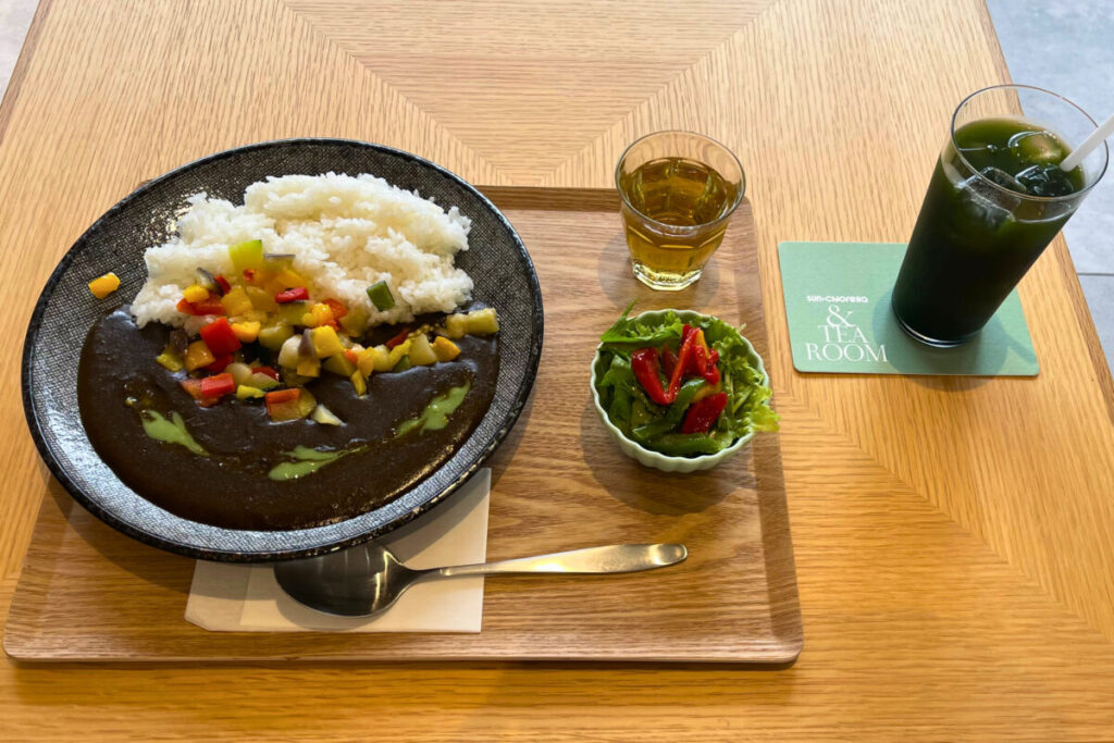 編集部がいただいた「実り野菜のクロレラカレー」と、ドリンクセットで追加した通常サイズの玄米クロレラ茶(※2026年7月時点)