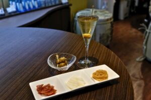 お酒の美術館 京つけもの もり 祇園店＿だしおりーぶマティーニ＿おつまみ