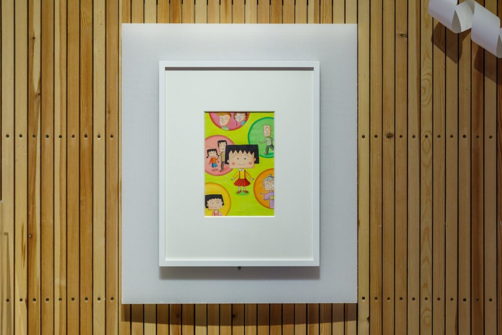 白の小部屋 会場イメージ 撮影：髙橋マナミ ©さくらももこ