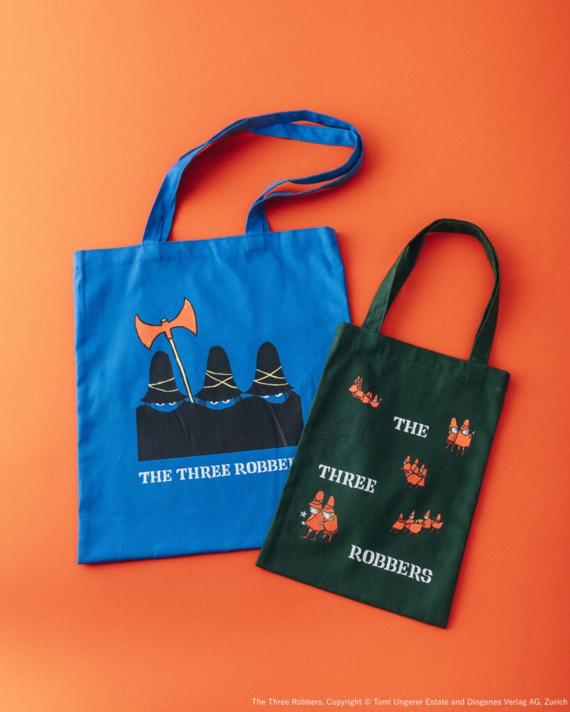 トートバッグA（青） トートバッグB（緑）
撮影：清水奈緒 The Three Robbers, Copyright © Tomi Ungerer Estate and Diogenes Verlag AG, Zurich