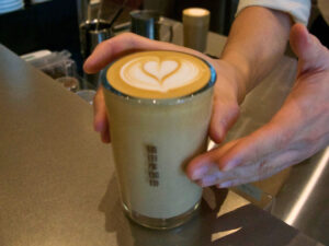カフェラテ_猿田彦珈琲 　京都 祗園