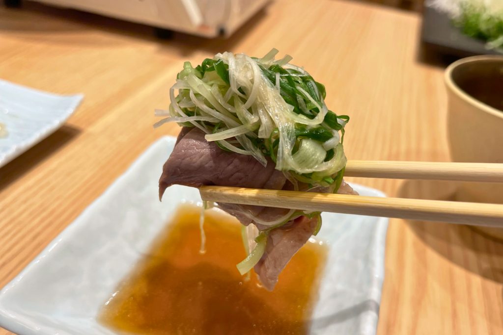 鴨ときどき馬 四条烏丸本店の看板メニュー「鴨しゃぶ」箸上げ