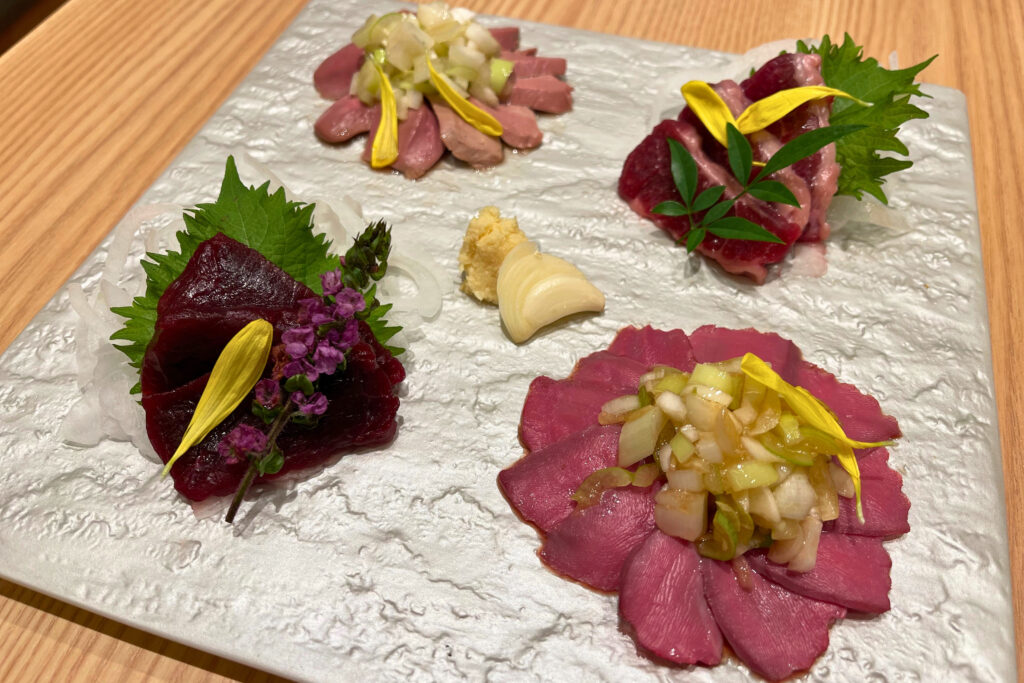 新鮮な馬刺しと鴨刺しの四種盛り合わせ