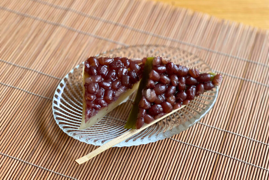 京都・七条ふたばで販売される季節限定の「みな月」