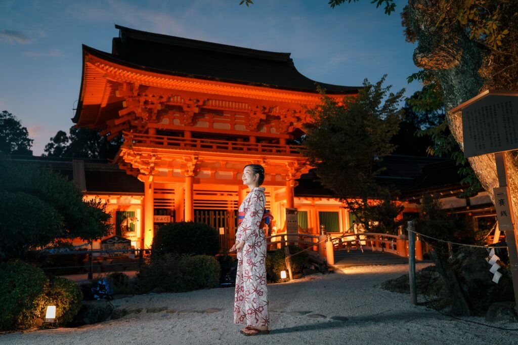 上賀茂神社 龍神詣りと足つけ夕涼み 楼門ライトアップイメージ_京の夏の旅2026