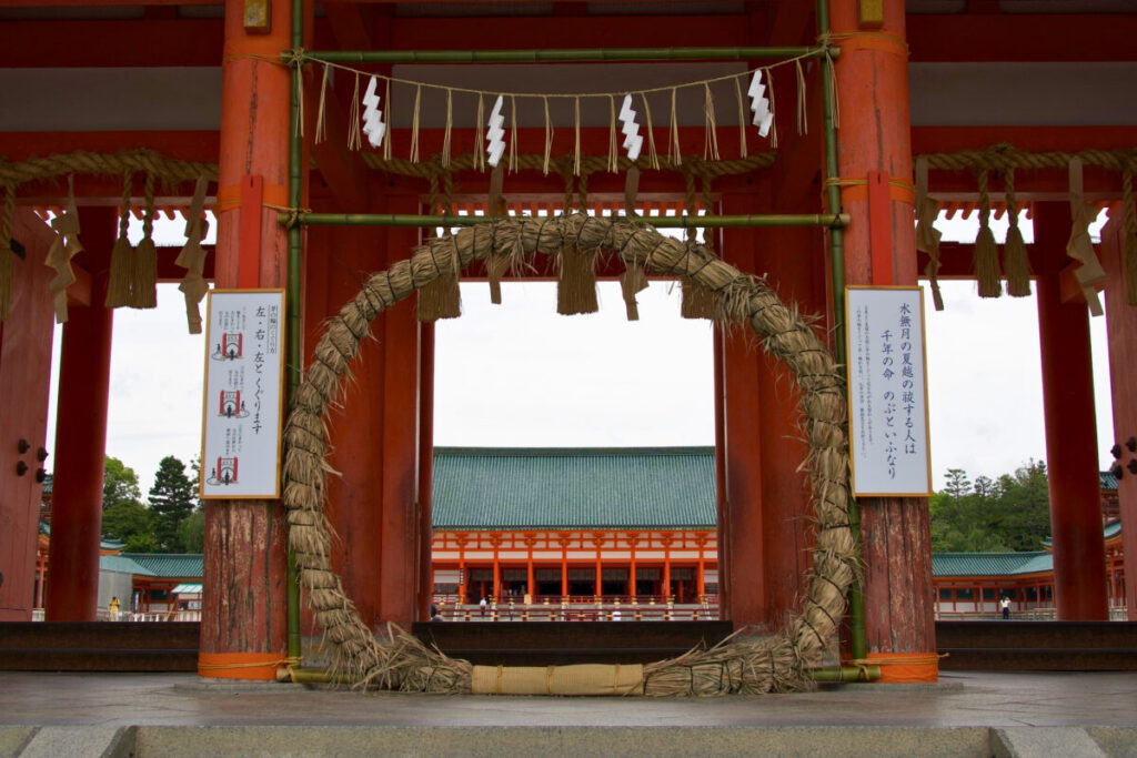 平安神宮の応天門に設置された茅の輪