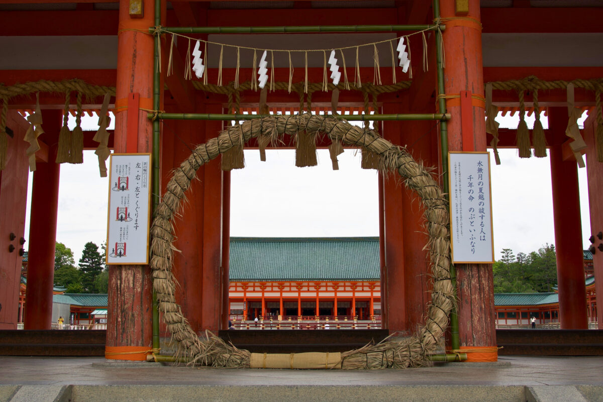 平安神宮の応天門に設置された茅の輪