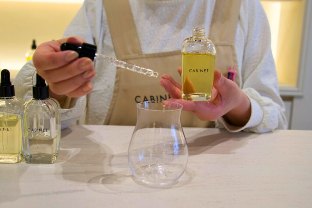 CABINET_調香師が算出した滴数に合わせて香料をボトルへ加える様子