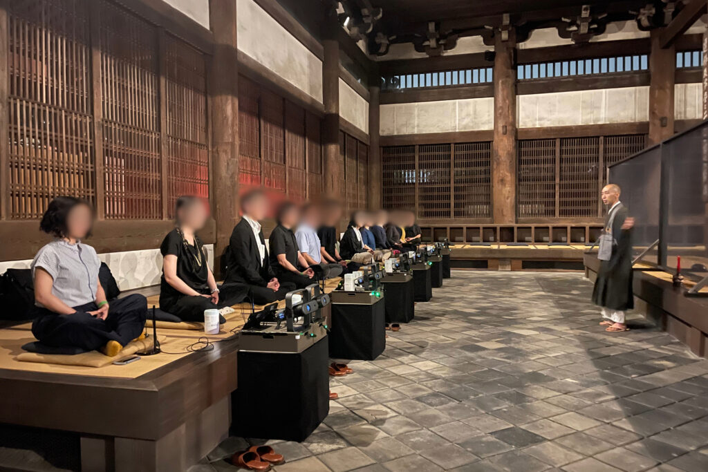 夜間特別拝観「ZEN NIGHT 東福寺」で行われるニューロミュージック坐禅体験の様子
