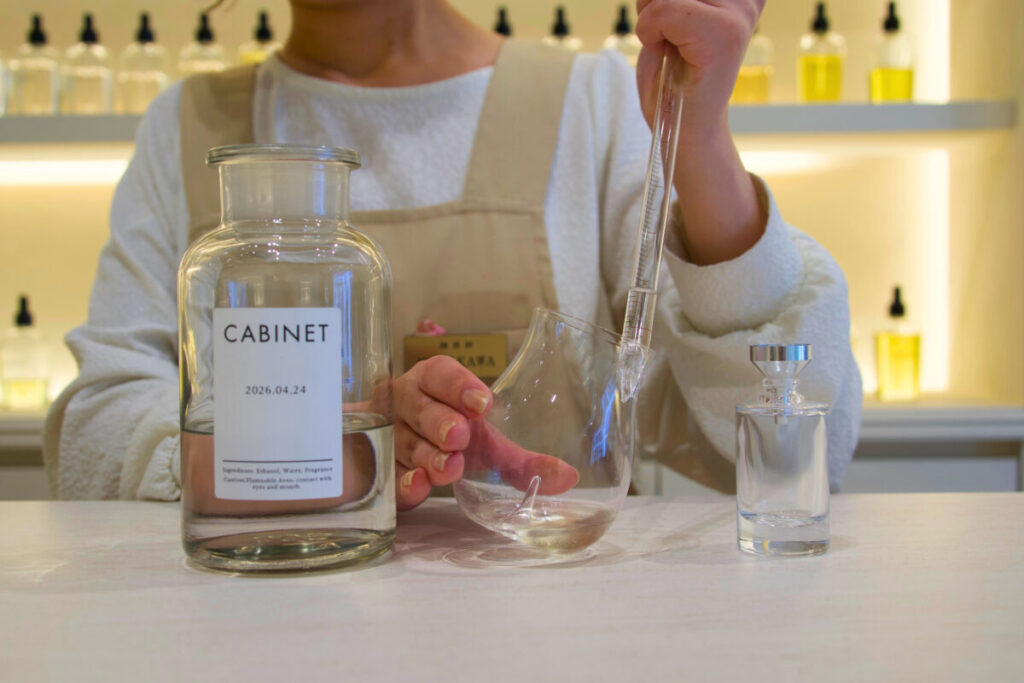 CABINET＿完成した香水をボトルへ注ぐ工程