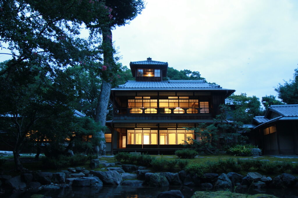 旧三井家下鴨別邸夕暮れ(夜間開館)_京の夏の旅2026