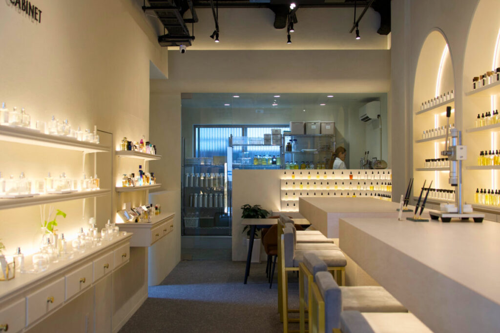 京都・CABINETの店内。香水や調香スペースが並ぶ様子