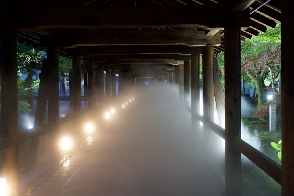 夜間特別拝観「ZEN NIGHT 東福寺」の通天橋回廊で行われるスモークとライトアップの演出