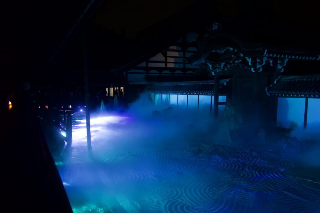 夜間特別拝観「ZEN NIGHT 東福寺」の方丈庭園で、縁側から眺めるライトアップと雲海演出