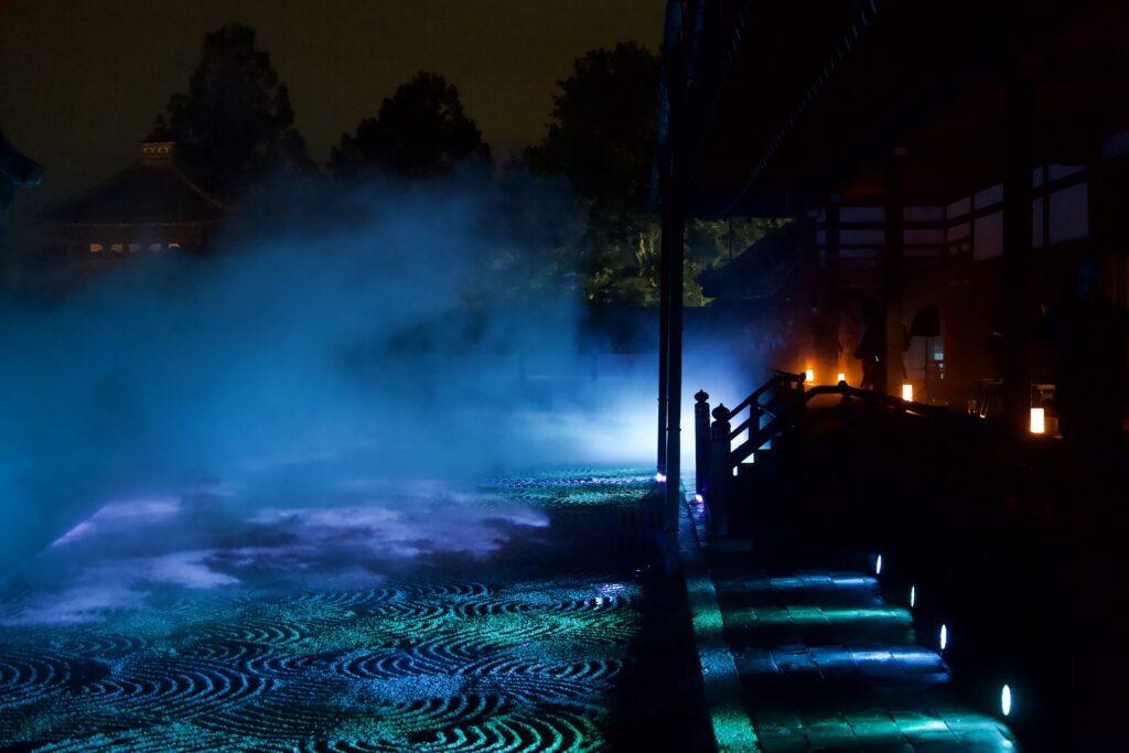 夜間特別拝観「ZEN NIGHT 東福寺」の方丈庭園で行われるライトアップと雲海演出