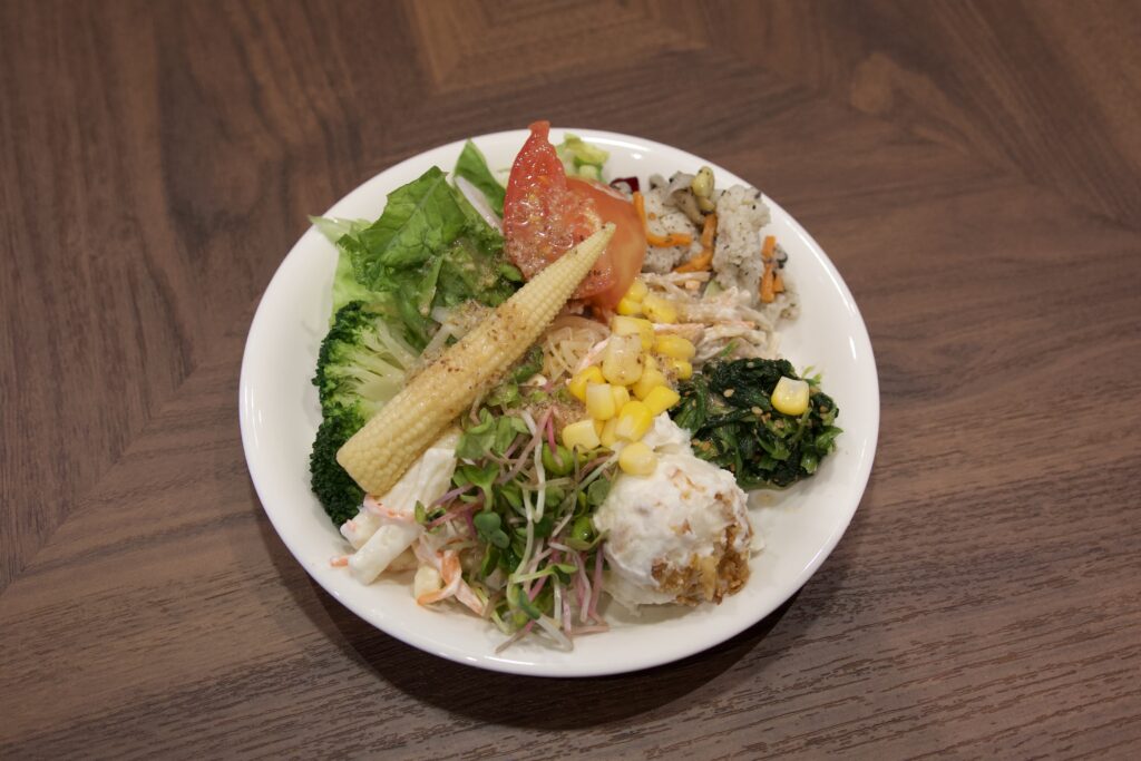 ステーキのあさくま 京都伏見店 編集部が盛り付けたサラダ